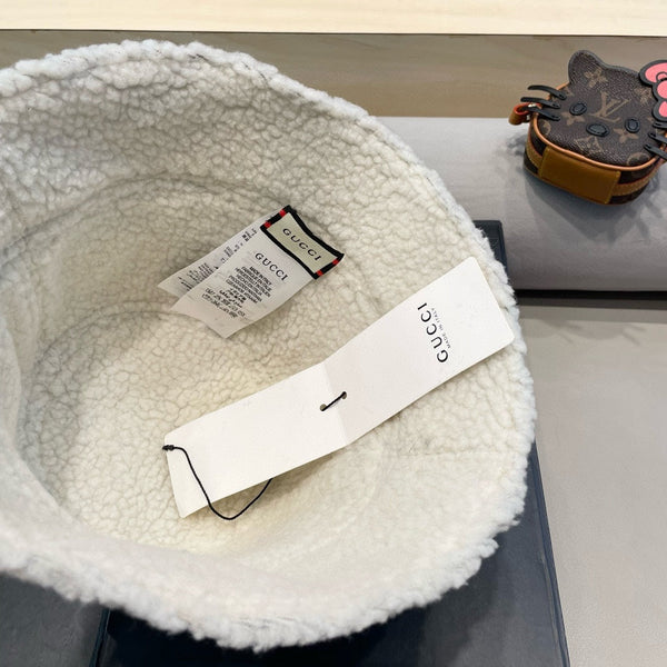 BUCKET HAT IN BLACK LAMBSKIN AND WHITE FLEECE 426223