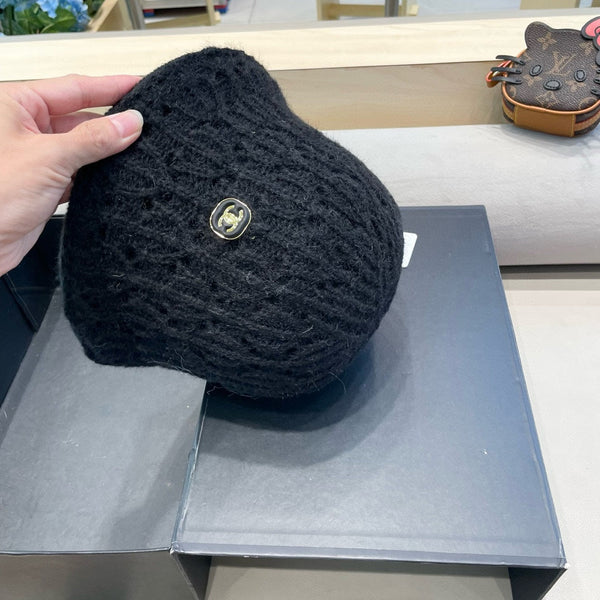 CAPPELLO A SECCHIELLO IN MAGLIA NERA CON PELLICCIA DI CONIGLIO 428090