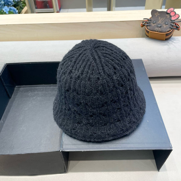 CAPPELLO A SECCHIELLO IN MAGLIA NERA CON PELLICCIA DI CONIGLIO 428090