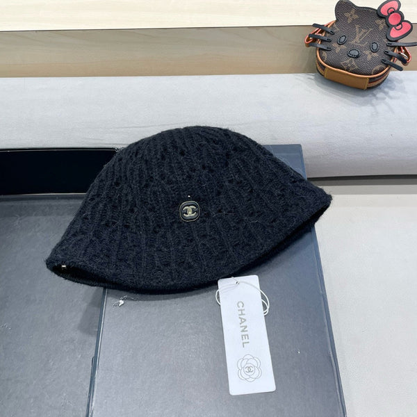 CAPPELLO A SECCHIELLO IN MAGLIA NERA CON PELLICCIA DI CONIGLIO 428090