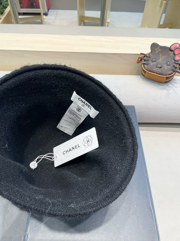 CAPPELLO A SECCHIELLO IN MAGLIA NERA CON PELLICCIA DI CONIGLIO 428090