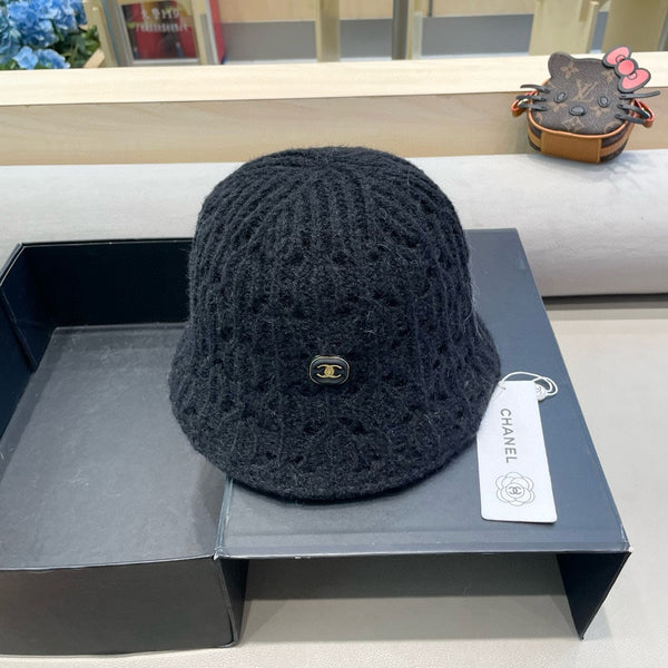 CAPPELLO A SECCHIELLO IN MAGLIA NERA CON PELLICCIA DI CONIGLIO 428090