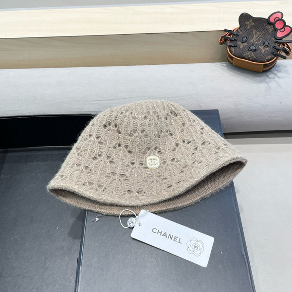 CAPPELLO A SECCHIELLO IN MAGLIA MARRONE KAKI CON PELLICCIA DI CONIGLIO 428091