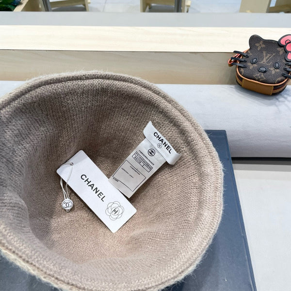 CAPPELLO A SECCHIELLO IN MAGLIA MARRONE KAKI CON PELLICCIA DI CONIGLIO 428091