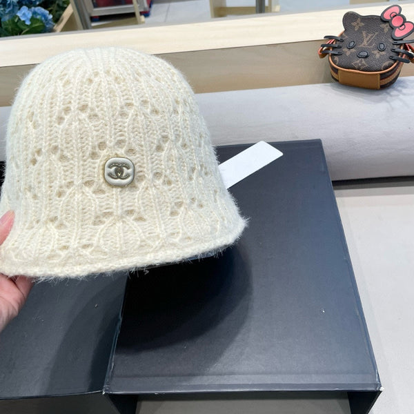 CAPPELLO A SECCHIELLO IN MAGLIA BIANCA CON PELLICCIA DI CONIGLIO 428092