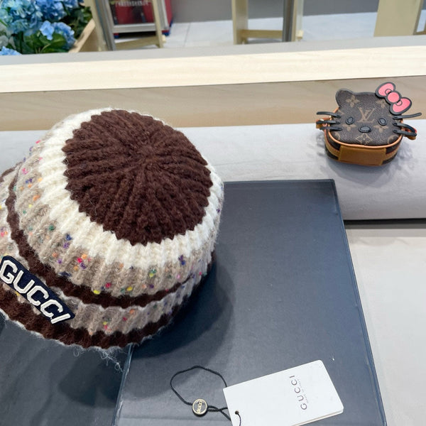 CAPPELLO A SECCHIELLO IN MAGLIA A RIGHE COLORATO 428102