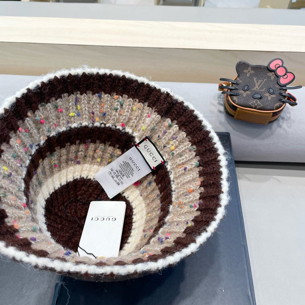 CAPPELLO A SECCHIELLO IN MAGLIA A RIGHE COLORATO 428102