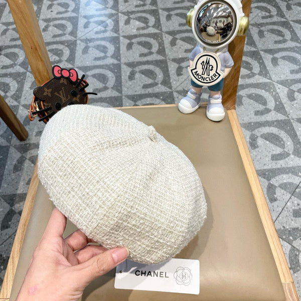 CAPPELLO BASCO IN TWEED DI LANA BIANCA 430010