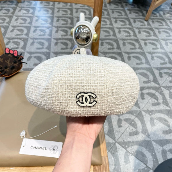 CAPPELLO BASCO IN TWEED DI LANA BIANCA 430010