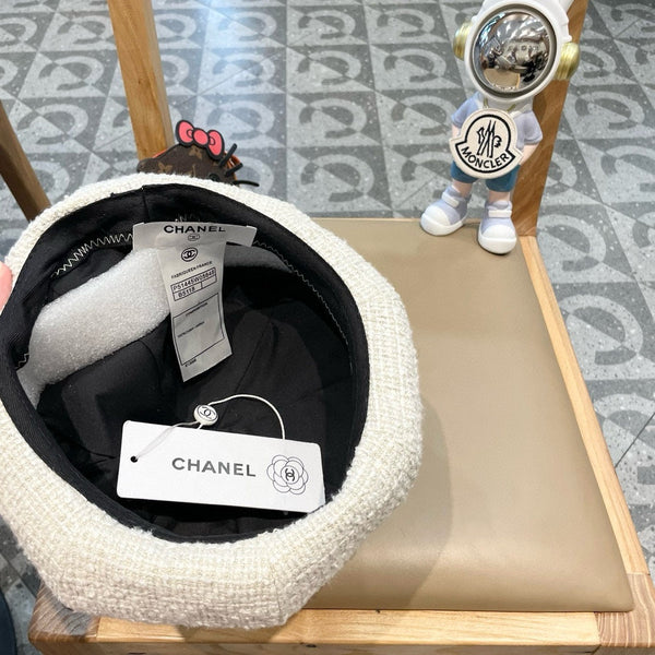 CAPPELLO BASCO IN TWEED DI LANA BIANCA 430010