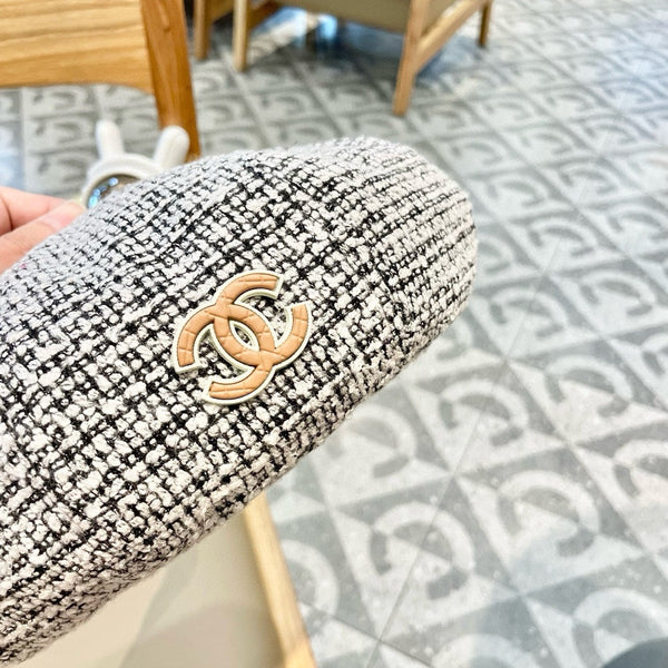 CAPPELLO BASCO IN TWEED DI LANA BIANCO E NERO 430011