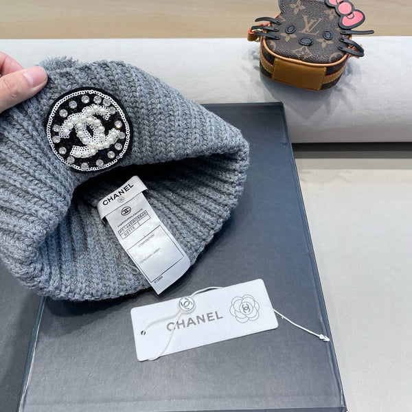 BERRETTO IN MAGLIA DI LANA GRIGIO SQUALO 430243