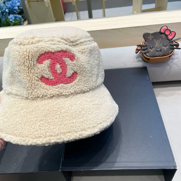 CAPPELLO ALLA PESCATORE IN LANA DI AGNELLO BEIGE 430249