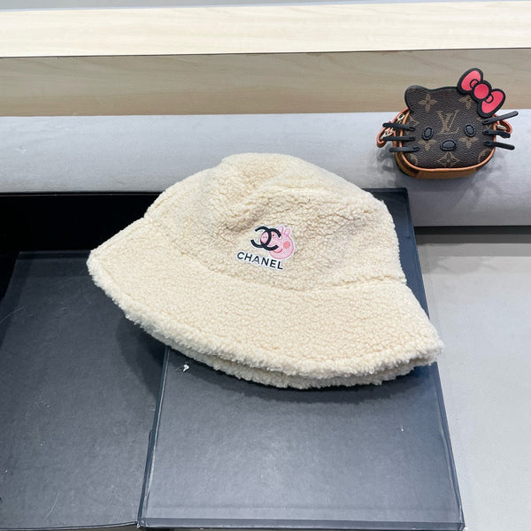 CAPPELLO ALLA PESCATORE IN LANA DI AGNELLO BEIGE 430249