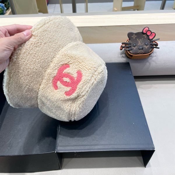 CAPPELLO ALLA PESCATORE IN LANA DI AGNELLO BEIGE 430249