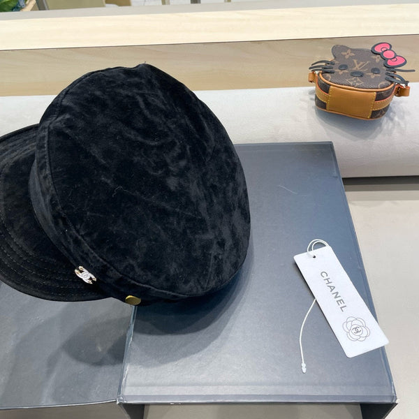 BERRETTO DA GIORNALE IN CAMOSCIO NERO 429937