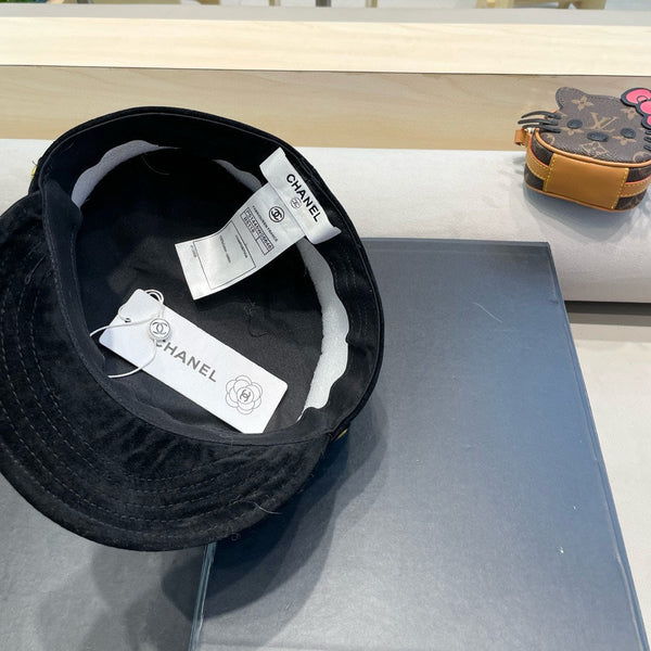 BERRETTO DA GIORNALE IN CAMOSCIO NERO 429937