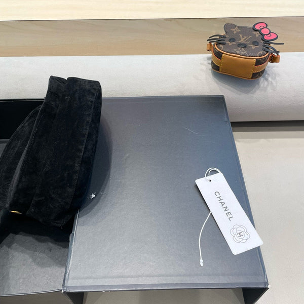 BERRETTO DA GIORNALE IN CAMOSCIO NERO 429937