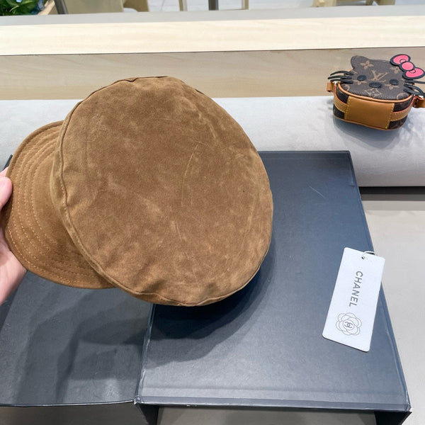 BERRETTO DA GIORNALE IN CAMOSCIO MARRONE SIDRO 429938