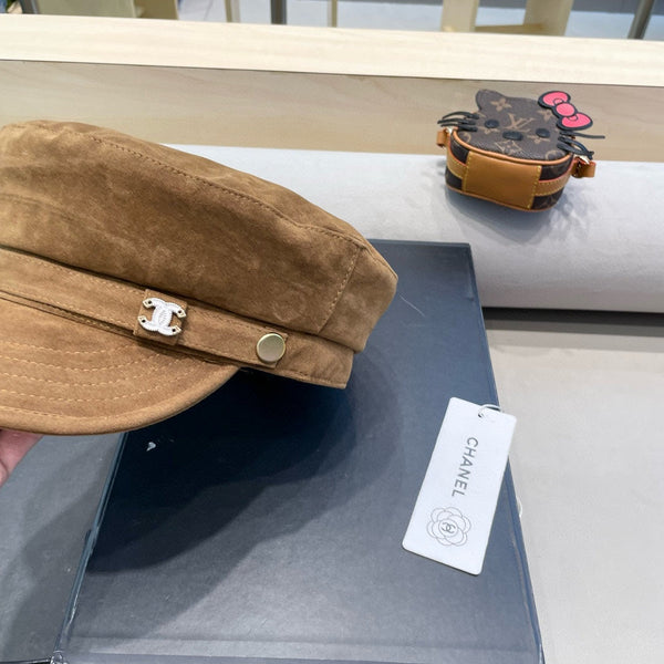 BERRETTO DA GIORNALE IN CAMOSCIO MARRONE SIDRO 429938