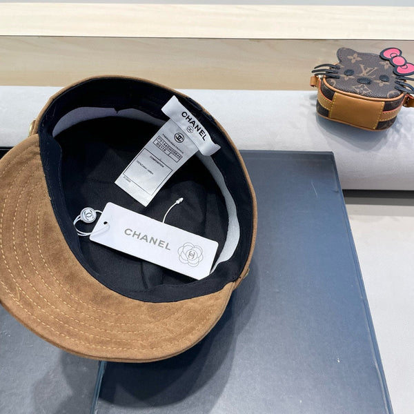 BERRETTO DA GIORNALE IN CAMOSCIO MARRONE SIDRO 429938