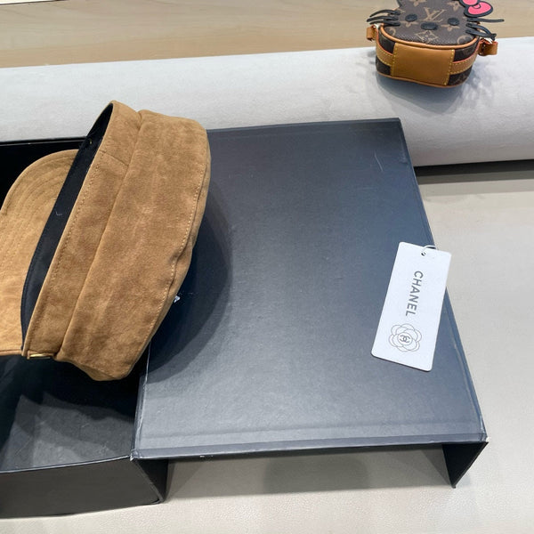 BERRETTO DA GIORNALE IN CAMOSCIO MARRONE SIDRO 429938