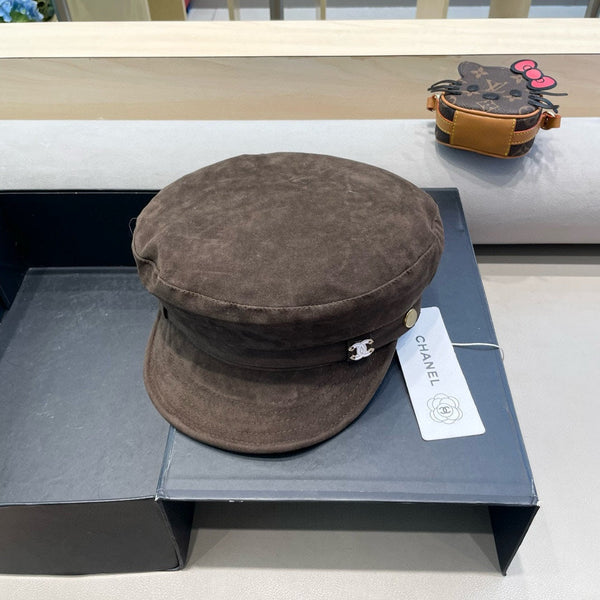 BERRETTO DA GIORNALE IN CAMOSCIO MARRONE NOCE 429939