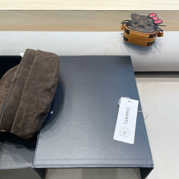 BERRETTO DA GIORNALE IN CAMOSCIO MARRONE NOCE 429939