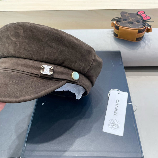 BERRETTO DA GIORNALE IN CAMOSCIO MARRONE NOCE 429939