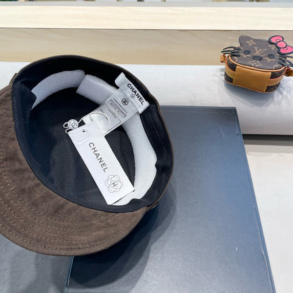 BERRETTO DA GIORNALE IN CAMOSCIO MARRONE NOCE 429939