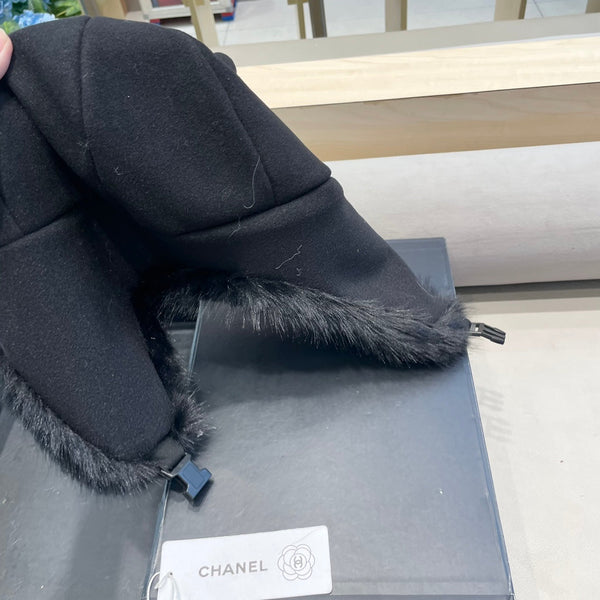 CAPPELLO DA TRAPPER IN CAMOSCIO NERO E PELLICCIA DI AGNELLO 429972