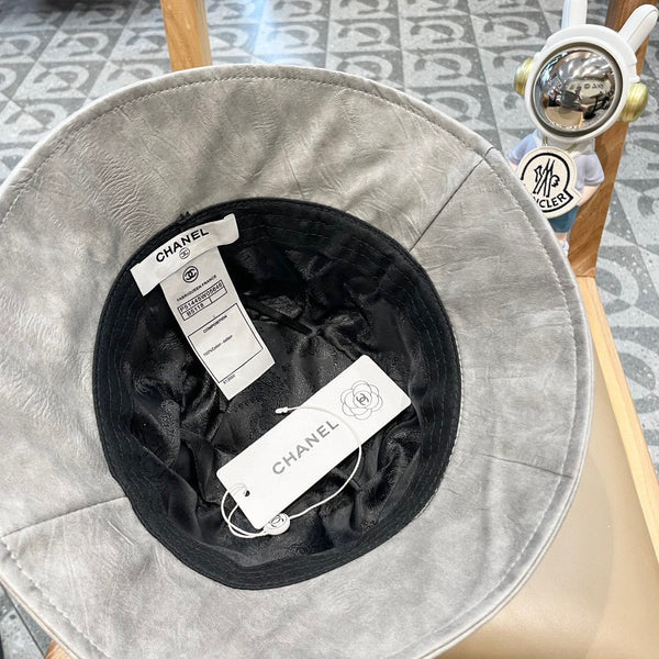 BUCKET HAT IN PASTEL GRAY CALFSKIN 431730
