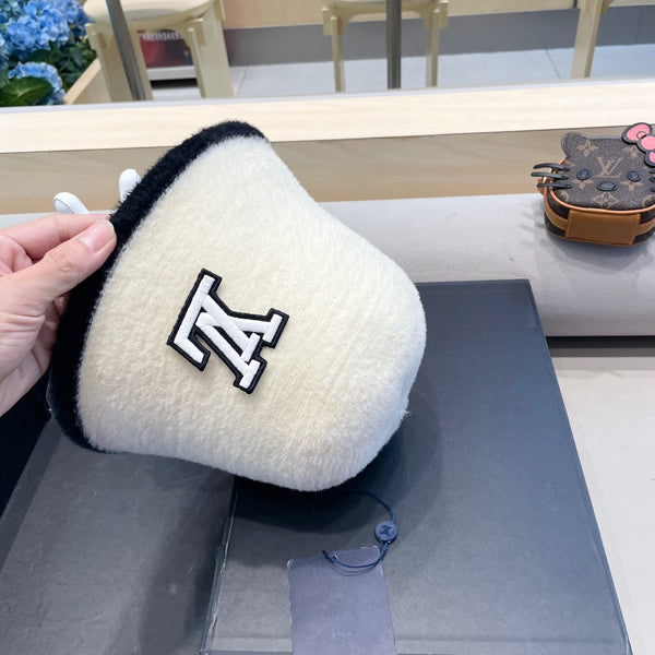 BUCKET HAT IN WHITE MIX BLACK LAMB FUR 431377