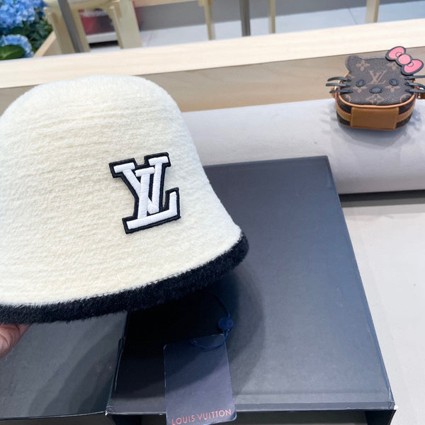 BUCKET HAT IN WHITE MIX BLACK LAMB FUR 431377