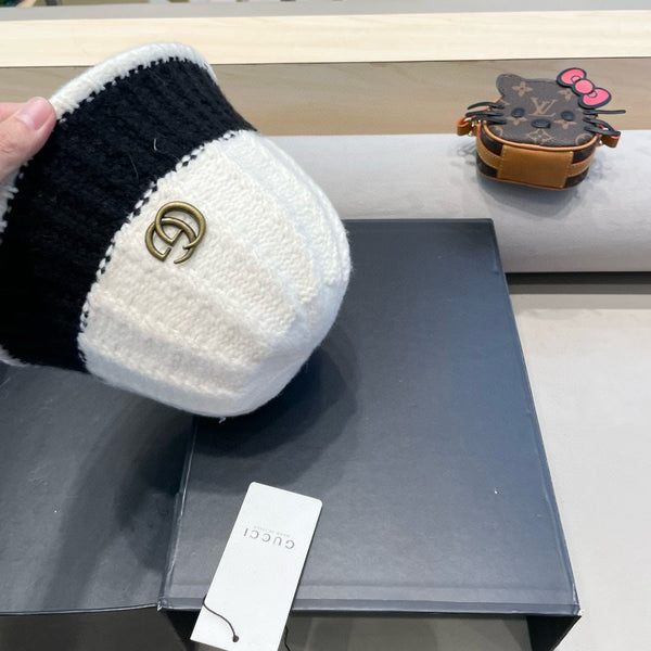 CAPPELLO A SECCHIELLO IN MAGLIA DI LANA BIANCA E NERA 431638