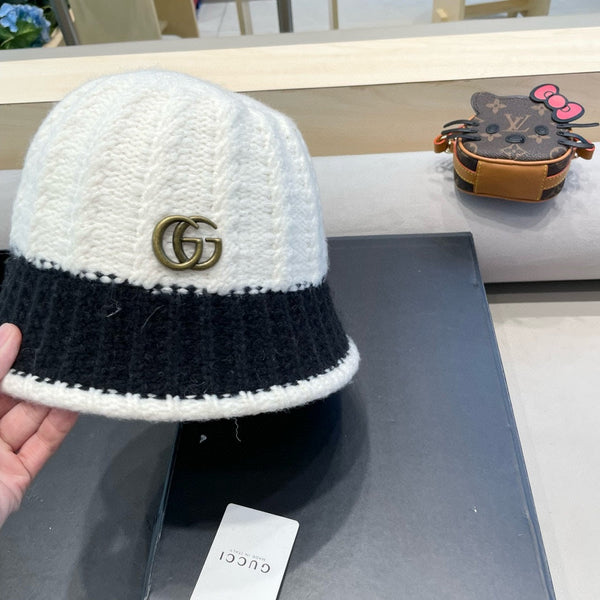 CAPPELLO A SECCHIELLO IN MAGLIA DI LANA BIANCA E NERA 431638