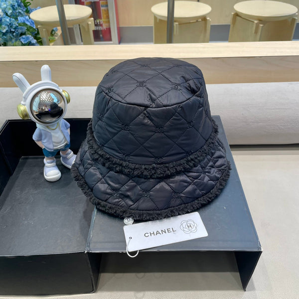 CAPPELLO A SECCHIELLO IN LANA DI AGNELLO NERA E COTONE SPESSO 431683