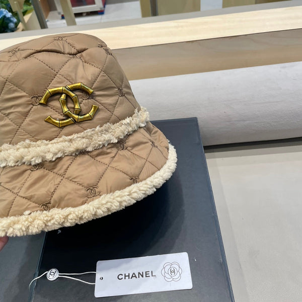 CAPPELLO A SECCHIELLO IN LANA DI AGNELLO MARRONE CAMMELLO E COTONE SPESSO 431684