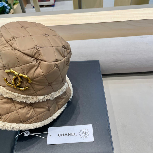 CAPPELLO A SECCHIELLO IN LANA DI AGNELLO MARRONE CAMMELLO E COTONE SPESSO 431684