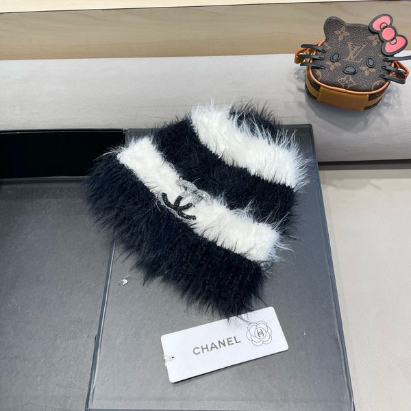 BUCKET HAT IN WHITE MIX BLACK PLUSH AND WOOL 433424