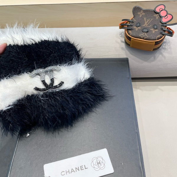 BUCKET HAT IN WHITE MIX BLACK PLUSH AND WOOL 433424