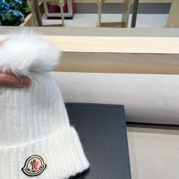 BEANIE HAT IN WHITE WOOL WITH POM POM 438106