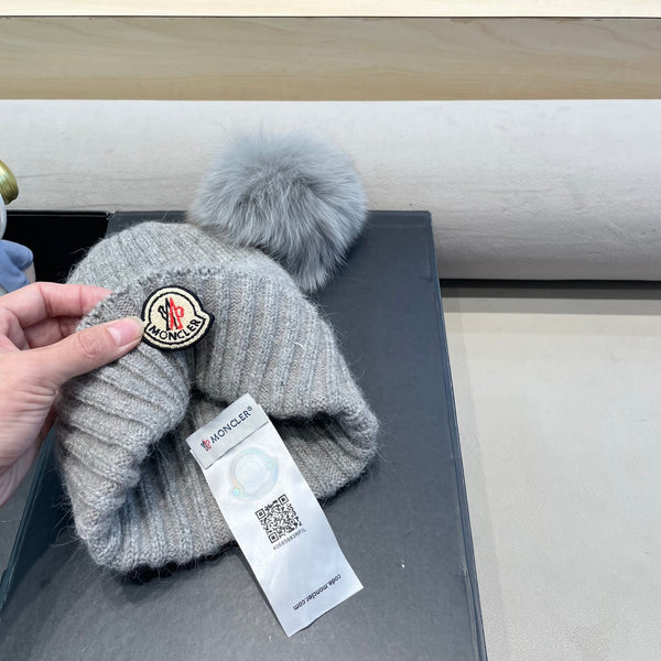 BERRETTO IN LANA GRIGIO CENERE CON POM POM 438107