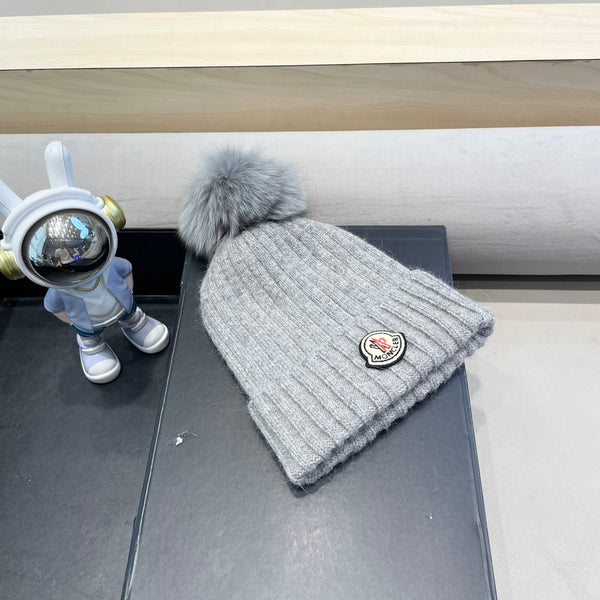 BERRETTO IN LANA GRIGIO CENERE CON POM POM 438107