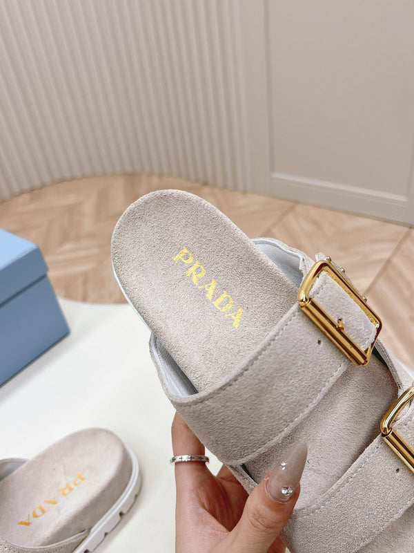 Ciabatte con cinturino a doppia fibbia 20 in pelle scamosciata grigio chiaro