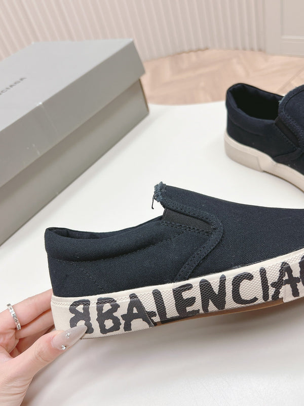SLIP-ON SNEAKERS GRAFFITI IN BLACK CANVAS