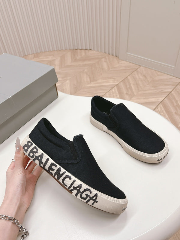 SLIP-ON SNEAKERS GRAFFITI IN BLACK CANVAS