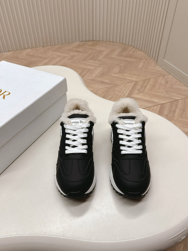 È una sneaker Dior con fodera in pile e pelle di agnello nera
