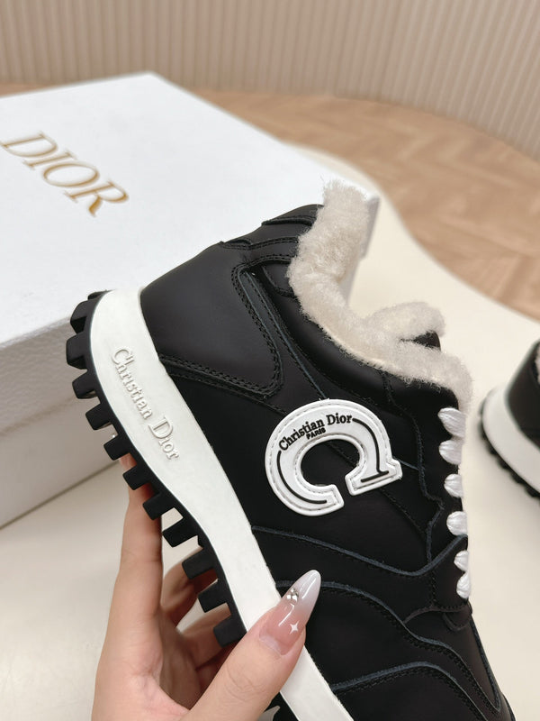 È una sneaker Dior con fodera in pile e pelle di agnello nera