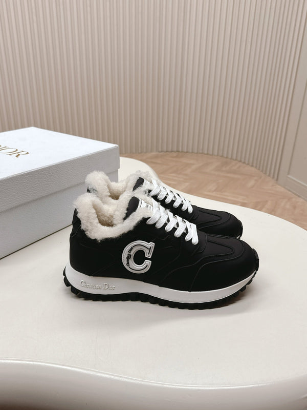 È una sneaker Dior con fodera in pile e pelle di agnello nera